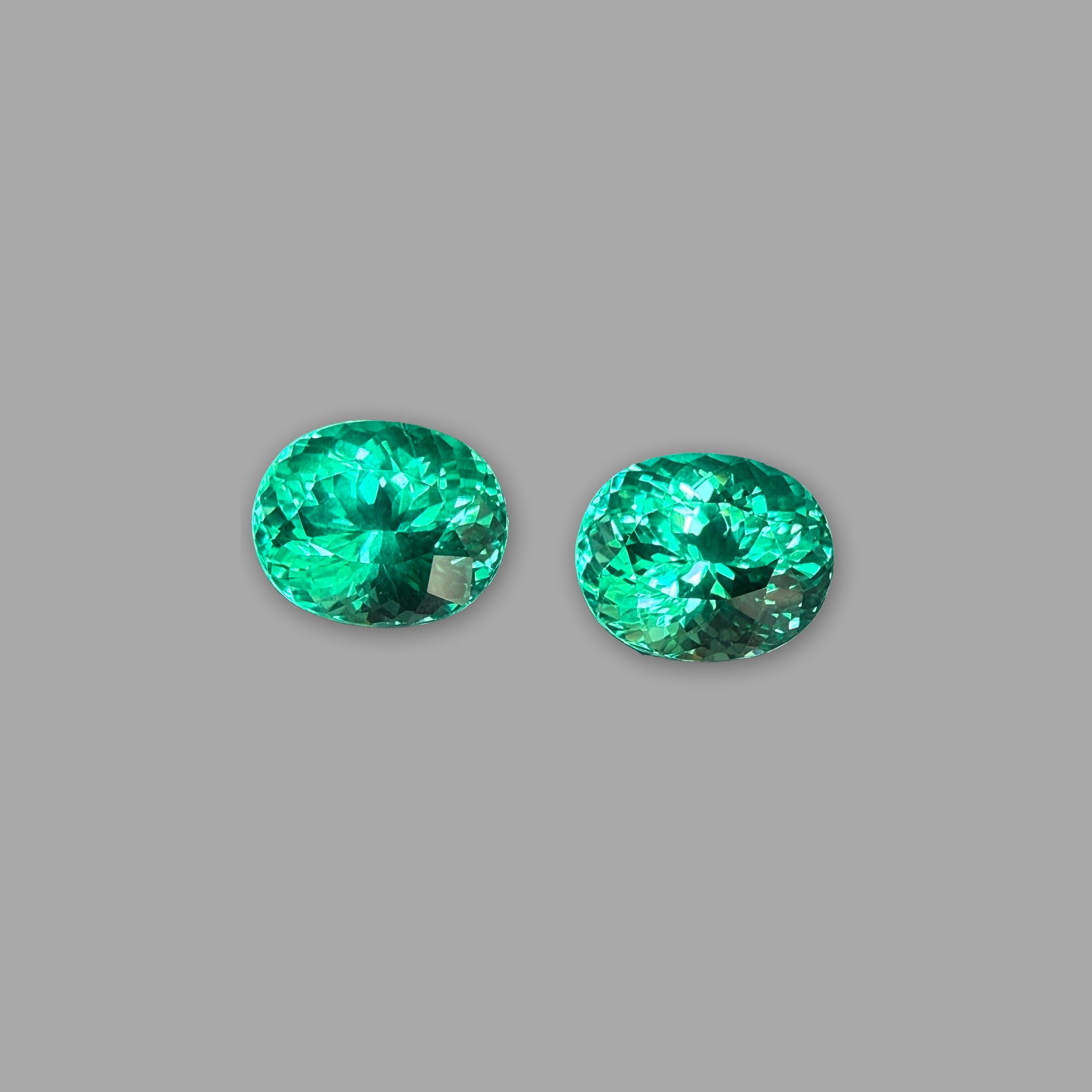 Smaragd, Paar 6,79 ct, grün